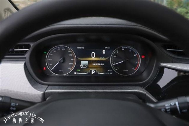 该车仪表盘采用双圆环式设计,并配有一块7英寸的液晶屏,显示的行车