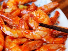 油焖虾怎么做最好吃 吃虾需要注意什么