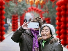 中国老年人喜欢使用微信在视频中看亲人 淘宝网购送货上门方便老年人