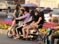 男子骑摩托搭载5女孩是什么回事 一男子开摩托后座五女孩怎么回事