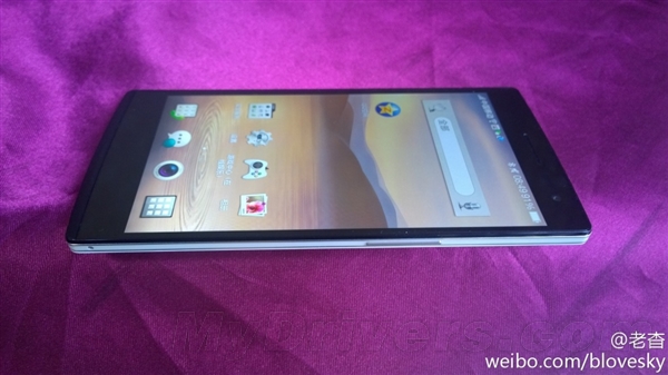 OPPO Find 7真机照曝光 超薄圆润机身 前黑后白配色