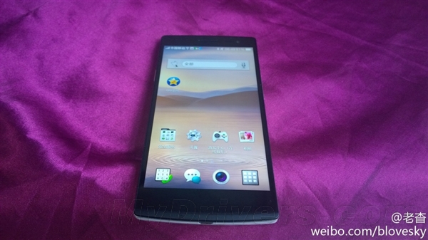 OPPO Find 7真机照曝光 超薄圆润机身 前黑后白配色