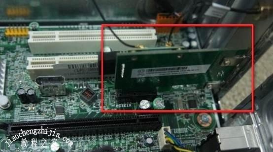 b-已加装PCI-E无线网卡的机箱内部示例